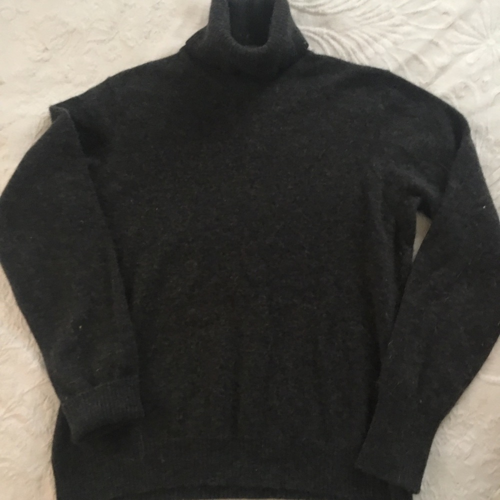 Classic cashmere turtleneck sweater. Sz Small.